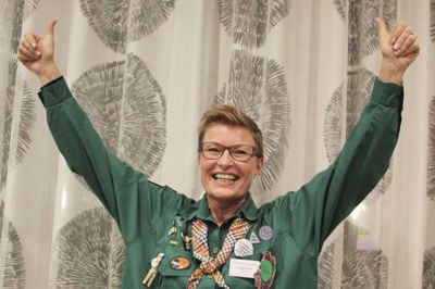 Sådan ser spejderuniformen ud i dag. Billedet her blev taget, da Ulla Bøge Pedersen blev kåret som årets spejderleder i 2016. Foto: Privatfoto
