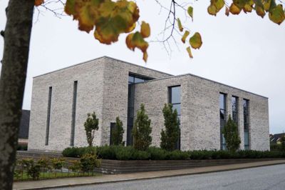 Vildbjerg Kirkecenter ligger centralt på Burgårdsvej kun et stenkast fra kirken. Menighedsrådet slog til, da grunden blev ledig, efter at Vildbjerg Skole flyttede i begyndelsen af 2007. Foto: Jonas Rødkjær Møller