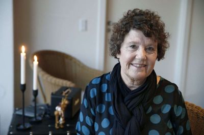 - Jeg føler mig virkelig privilegeret og glad over at have været med til at gøre en forskel. Og især glad for hver eneste af dem, jeg har fået lov at hjælpe med at overvinde deres angst for tandlægestolen, siger Karin Hassing. Efter 40 år i den kommunale tandpleje går den 63-årige klinikassistent på efterløn. Foto: Flemming Hansen