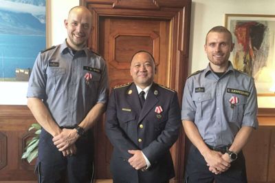 Thomas Buhl Smed, Peter Hwan Lajgaard og Søren Bjerregaard Jensen fra Beredskabsstyrelsen Midtjylland modtog fredag Forsvarsministerens Medalje ved en ceremoni i København. Foto: Forsvarsministeriet