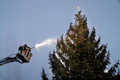 Efter nedtælling fra 10 blev juletræet tændt med hjælp fra en kæmpe stjernekaster-fontæne.