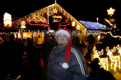 Elo Bundgaards juleudsmykkede hus plejer at tiltrække mange turister fra området, men der bliver desværre ingen større juleudsmykning i år. Foto: Henrik Ole Jensen