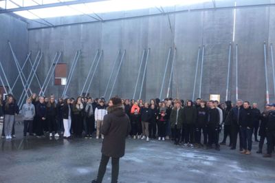 - Vi glæder os til den videre rejse frem mod indvielsen næste år, sagde efterskolens formand, Bente Kaasgaard, med henvisning til H.C. Andersen. Foto: Ole Skydt