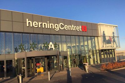 To patruljevogne kørte fra indgang A, i det Herning Folkeblad ankom omkring klokken 14.45. Foto: Jacob Hove