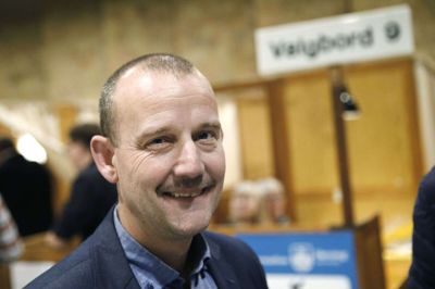 Byggeaffaldet i Rind Plantage burde aldrig været kørt derud. Men når det nu ligger det, bør det blive liggende, mener teknik- og miljøudvalgets næstformand, Erling Præstekjær (DF). Foto: Flemming HAnsen