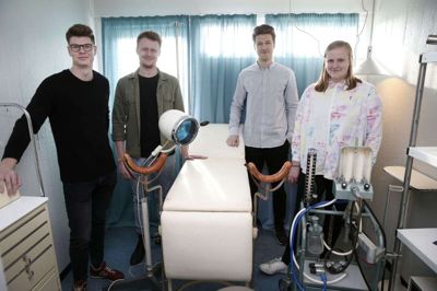 Ved Herning Højskole har virksomheden et af sine escape rooms, hvor man som gæst skal løse en gåde under tidspres. Her ses de fire studerende bag virksomheden i et af rummene. Foto: Flemming Hansen