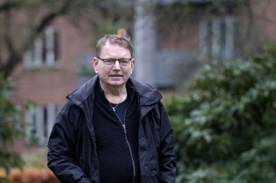 Frederik Theilgaard Jepsen var i 50 år aktiv fodboldspiller i Lind, men måtte stoppe både karrieren og senere arbejdslivet på grund af fysiske skavanker. Siden 2009 har han haft adresse i Nørregade i Herning, hvor han bor centralt. Han er dog ikke alt for mobil, så han har en minicrosser at køre rundt på. Er der tale om mindre ture, kan han dog klare sig med sin trofaste himmelbjergstok. Han er også flittig med fysioterapien. - Det hjælper både fysisk og psykisk, så jeg ikke bruger en masse tid på at have ondt af mig selv, siger 70-årsfødselaren. Foto: Tom Laursen