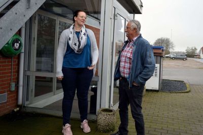 Gitte Ravn og Jens Jørgen Jensen håber at kunne skabe et overskud fra årets julemarked på søndag. Pengene skal gå til uddannelse af førstehjælpere og til driften af byens hjerterstarter ved medborgerhuset. Foto: Laila Kempel