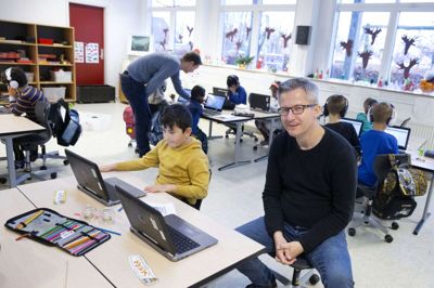 43-årige René Nordentoft Madsen er afdelingsleder for Herningsholmskolens afdeling på Holtbjerg. Han fortæller, at man er nået længere med at få skabt en bydelsskole, hvor børnene føler sig hjemme, end han havde regnet med på nuværende tidspunkt. Foto: Tom Laursen
