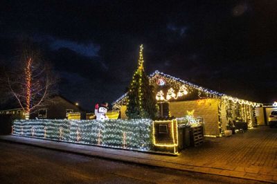 Langs hækken står rød-hvide sukker-stokke, en tre meter høj oppustelig snemand og på husets gavl er julemanden i sin kane. - Julemanden med kanen er det stykke pynt, der har været sværest at få fat i, fortæller Cristine og Bjarne Mortensen. foto: tom laursen