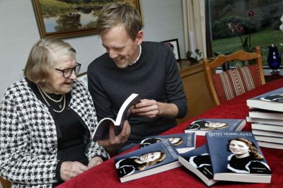 Bedstemor og barnebarn i fælles bogprojekt. 88-årige Bitten Madsen, Brande, har fortalt sin livshistorie til barnebarn og journalist Troels Donnerborg. I bogen »Bittes Hemmelighed« sætter hun for første gang i 70 år ord på hemmeligheden om, at hun fødte og bortadopterede et lille drengebarn, før hun blev gift. Egentlig havde hun besluttet, at historien først skulle fortælles, når hun ikke længere selv ville være her. Men undervejs i skriveprocessen ændrede hun holdning. Bogen er udkommet i denne uge. Foto: Henrik Ole Jensen