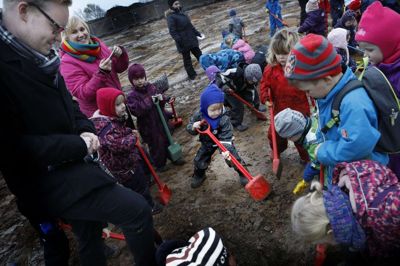 Ikast-Brande Kommunes byråd har tidligere besluttet at sætte gang i et forsøg, hvor man tilbyder deltidspladser på op til 30 timer om ugen i vuggestuer og børnehaver til alle forældre. Modsat nu hvor kun forældre på barsel eller forældreorlov har muligheden. Formand for børne- og undervisningsudvalget Simon Skipper Vanggaard (DF) fortæller, at udvalget er klar med tre forskellige deltidsmodeller, som forældrene kan vælge mellem. På billedet ses formanden tilbage i december 2017, da han og en flok børn gravede utallige »første spadestik« til Bordings nye børnehave og vuggestue. Foto: Henrik Ole Jensen