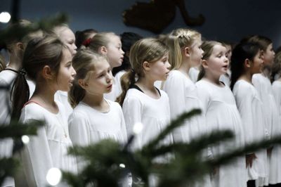 Midtvest Juniorkor synger julen ind i Gullestrup Kirke. foto: henrik ole jensen