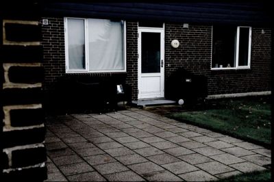 Den lille lejlighed på Nylandsvej 1D kan næsten overskues fra entréen. På en stol ved spisebordet sidder en sortklædt mand foroverbøjet. De første betjente på stedet ser straks køkkenkniven, der stikker op fra hans venstre kraveben. Under ham ligger en større blodpøl. Foto: Henrik Ole Jensen
