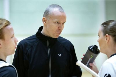 Ikast-træner Sune Gavnholt og 1. divisionsholdet kommer ikke i aktion tirsdag aften. Der er mistanke om corona-smittede hos modstanderne fra Gentofte. Foto: Tom Laursen