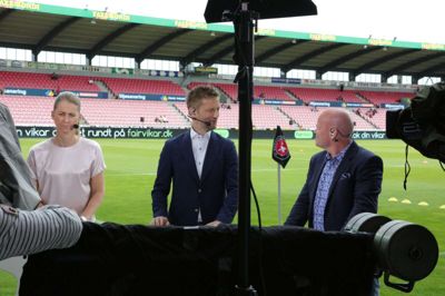 Stif Tøfting var inden kampen mellem Brøndby IF og FC Midtjylland kommet til at love, at han ville gå fra Aarhus til Herning, hvis midtjyderne vandt kampen. Her ses han sammen med Martin Jørgensen og Camilla Martin inden »guldkampen« på MCH Arena tilbage i maj 2018. Foto: Jens Anton Nordestgaard
