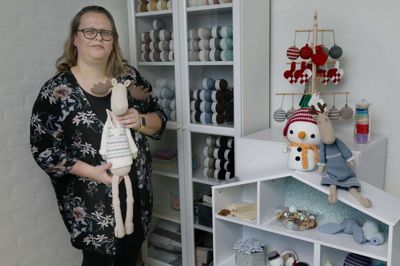 Mette Hjort har åbnet sin egen webshop og betegner sig selv som »passioneret hækler«. Hun begyndte at hækle, da hun ventede barn nummer to for seks år siden, og efterfølgende er det blevet til mange tæpper, bamser, babytøj og legetøj. foto: Henrik OLe Jensen