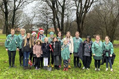 De grønne pigespejdere satte søndag spaden i jorden til det, der skal blive en ny bål- og aktivitetshytte. Foto: Privatfoto