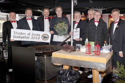 Herning Der skulle en om-smagning til, da Blodpølselauget Midtvest dets generalforsamling kårede årets bedste blodpølse. Men til sidst var det den herningensiske slagter C.H.P Gøttsche, der løb med titlen. Slagteren vandt senest prisen for otte år siden. Blodspølsen blev kåret som den bedste blandt 10 indsendte forslag fra Jyllands Midtvest-slagtere. PR-foto: Michael Nielsen