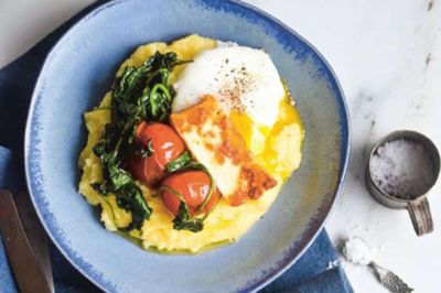 Polenta med pocheret æg, stegte tomater, spinat og halloumi. Foto: Julie Karla