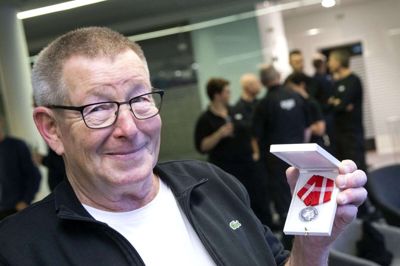 Altmuligmand Hardy Rygaard har fået Dronningens Fortjenstmedalje i sølv efter et langt arbejdsliv hos Egetæpper, der begyndte i 1971. Foto: Tom Laursen