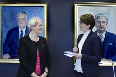 Viceborgmester Anne Mette Bang Rasmussen (t.h.) overrakte årets handicappris til Linda Leifing Nielsen, som gennem mange år har stået for månedlige arrangementer for døvblinde. Foto: Henrik Ole Jensen