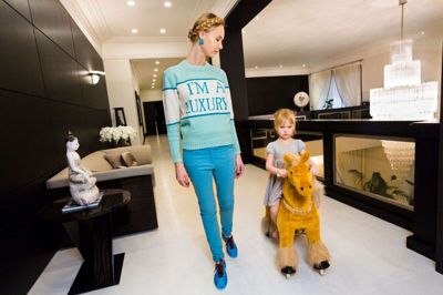 »I’m a luxury« står der på kvindens trøje - pigen ser ud til at være enig. Billedet bruges i beskåret form på bogens forside. Foto fra bogen »Generation Wealth«