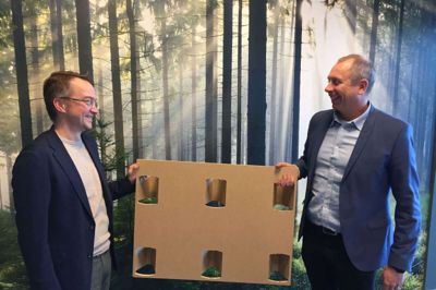 Daniel Stadach fra den tyske producent Paletten-Service Hamburg (t.v.) og Johnny Fiskbæk, indehaver af Stea A/S står her med en såkaldt halv-palle i et nyudviklet materiale. Den findes også i traditionel størrelse, som man kender det fra den klassiske europalle. Foto: Brian Kjær Andersen