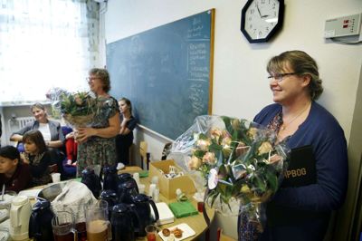 Kirsten Bøgh Pedersen til højre er ny leder af Børnehuset Tusindfryd i Fasterholt. Til venstre er det Marie Brännäng der ved receptionen sagde farvel efter 32 år i børnehuset. foto: flemming hansen