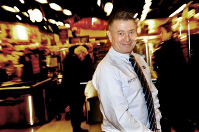 Der er juletravlt i Føtex, men varehuschef Tom Kærsgaard får alligevel tid til at fejre sin 60-årsfødselsdag på mandag, 16. december. Foto: Henrik Ole Jensen