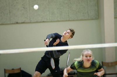 Rasmus Kæseler disker op med et af sine velkendte hårde smash, mens lillesøster Malene Kæseler dækker nettet. Foto: Flemming Hansen