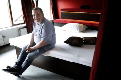 Tim Fruergaard havde lige åbnet swingerklubben »Bella Fantasia« da corona-krisen kom. Han lukkede straks ned for erotiske lege i det, der engang var skolen i Simmelkær, og håber nu at kunne åbne igen efter sommerferien. Foto: Henrik Ole Jensen
