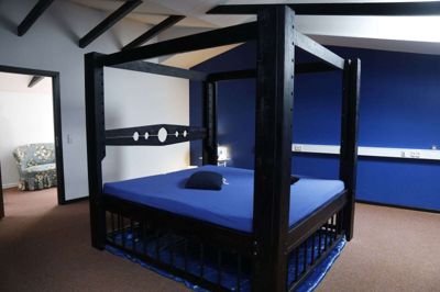 Når alle tilladelser fra Herning Kommune er på plads, åbner swingerklubben Bella Fantasia i Simmelkær. Lørdag var der rundvisning for byens borgere. De så blandt andet "Himmelrummet", hvor fantasien kan få frit spil. FOTO: HENRIK OLE JENSEN