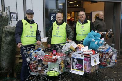 Jørgen Kielstrup (t.v.), Egon Bjørn Andersen (i midten) og Erling MIkkelsen fra Lions Club Herning Uldjyden brugte lørdag tid på at samle mad og andre varer ind til økonomisk trængte familier. Indsamlingen foregik ved Føtex i Bredgade og blev en kæmpe succes. Foto: Henrik Ole Jensen