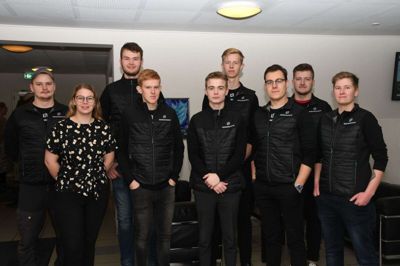 Deltagerne i weekendens mentaltræning hos Herningsholm Erhvervsskole set fra venstre: VVS-energispecialist Jonathan Dybvad Nielsen, SOSU-assistent Malene Nørgaard Oberg Petersen, murer Casper Bank, tømrer Thomas Laugesen, mediegrafiker: Peter Højland, møbelsnedker Anders Sig Levring, David Munk (detailhandel), industritekniker Dennis Aagaard og bygningssnedker Kathrine Høyer Svane. Foto: PR-foto