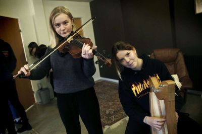 Hverken Anna Frederiksen på violin eller Marie Bak Kristensen på harpe har prøvet at spille deres instrumenter før. Men de er begge meget optagede og engagerede i Hestlund Efterskoles teaterkoncert »Alle skuffer over tid«. Foto: Flemming Hansen