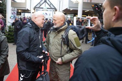 Den tidligere landsholdsspiller Stig Tøfting og nuværende fodbold-kommentator gik søndag de sidste kilometer fra sit hjem i Viby ved Aarhus og til MCH Arena. B.S. Christiansen var en af mange, der gik med på turen. Foto: Tom Laursen