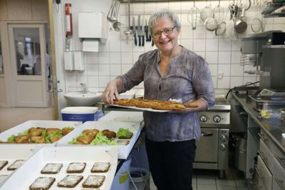 Kirsten Videbæk er uddannet køkkenleder, og hun er på jagt efter et nyt job, som gerne skulle være et klassisk 8-16-job, hvor hun ikke bliver lokket ud i noget tidskrævende, fordi hun simpelthen ikke duer til at sige nej. Foto: Henrik Ole Jensen