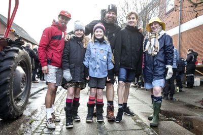 Seks smilende FDF’ere fra Sunds trodsede det kølige decembervejr og mødte frem i korte bukser eller nederdel. Fra venstre: Anthony Steffensen, Liv Juel, Karma Juel, Søren Juel, Thobias Knudsen og Mette Vemmelund. FOTO: TOM LAURSEN