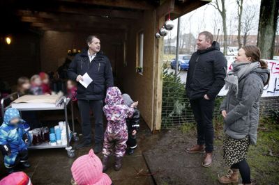 Borgmester Ib Lauritsen (V) kom med det glade budskab om, at Ikasts private daginstitution Ønskelandet på Præstevænget modtager Ikast Bys initiativpris for 2019. Indehavere og initiativtagere Anne og Rasmus Hartig Hebsgaard ses til højre i billedet. Foto: Flemming Hansen