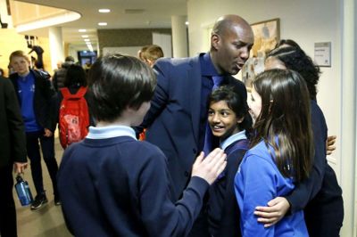 Der var kys og kram, smil og tårer, da Ricardo Passo tirsdag tog afsked med den internationale skole i Ikast. Foto: Tom Laursen