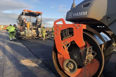 Først på eftermiddagen i går stod arbejdet lidt stille. Sjakket ventede på friske forsyninger af asfalt. 340 meter vej bliver asfalteret. Foto: Henrik Lind Jørgensen
