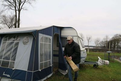 De sidste campister flyttede i sidste uge væk fra den nu helt lukkede Sunds Sø Camping. På billedet er det en af fastliggerne Knud Poulsen, da han pakkede campingvognen ned umiddelbart efter lukningen sidste år. Efter nytår rykker arkæologer ind, inden nye hytter skal opføres. foto: jesper wind
