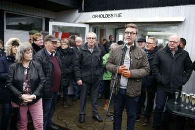 Mere end 100 campister og Sunds-borgere mødte frem, da forpagter Ingrid Andresen for to år siden sagde farvel efter syv år på pladsen. Ved mikrofonen er det byrådsmedlem Rasmus Norup (K), som har været modstander af de nye ejeres planer for den lukkede campingplads. foto: flemming hansen