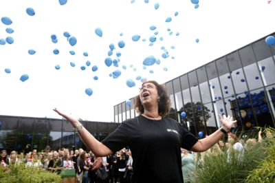 Anne Vandsø Madsen stopper efter 10 år som rektor på Herning HF & VUC. Hun blev blandt andet fejret af elever og lærere med blå heliumballoner, da hun sidste år fyldte 60 år. foto: flemming hansen