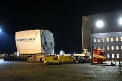 Siemens Gamesa er klar med sin største vindmølle nogensinde. Del for del skal den transporteres til lands, til søs og til lands igen for til sidst at blive samlet i Testcenter Østerild i Nordjylland. Møllen er med sin effekt på 11 MW den næstkraftigste i verden. Torsdag aften blev den største del af nacellen sendt på en blokvogn fra Brande til Esbjerg Havn. Foto: Tom Laursen