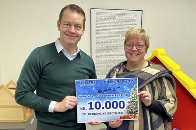 Ulrik Larsen, formand for Herning Venstre, overrakte 10.000 kroner til Lene Danner Hessellund, leder af Herning Krisecenter. Foto: Privatfoto