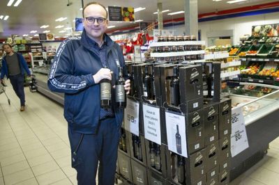 Kunderne stod i kø for at hamstre én bestemt rødvin, da Købmand Kristen Højhus en søndag morgen klokken 7 åbnede sin Rema 1000 i Brande. Situationen var den samme i mange andre midtjyske byer, og på kort tid væltede det ind med ekstrabestillinger hos Rema-hovedkontoret i Horsens. Midtjydernes vin-amok skyldes, at den italienske »Ragnatela Primitivo di Manduria« netop var kåret til »Årets Julevin 2019« i Herning Folkeblad. Foto: Tom Laursen
