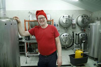 Brygmester Erik Borg er i fuld gang med påskeøllen. Den blev sat over i sidste weekend. Foto: Flemming Hansen
