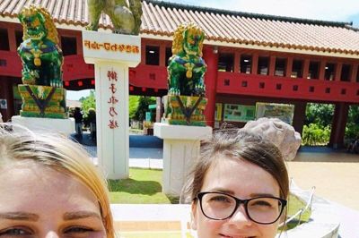 Mai Gjesse og Sidsel Gjesse Bredsgaard tager en selfie udenfor Okinawa World Park, en forlystelsespark, på deres ferie til Okinawa i september. Søstrene bor og arbejder i Japan, og deres mor kommer og holder jul sammen med dem, mens deres bror må blive hjemme. Han har travlt med universitetseksaminer. Foto: Privatfoto